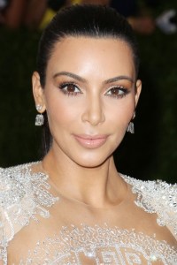 Kim-Kardashian-beauty-Vogue-5May15-Rex_b_426x639